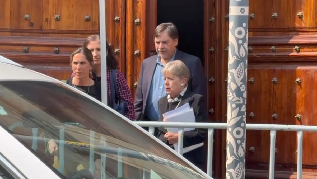 Alrededor de las 14:50 horas, los participantes comenzaron a salir de la reunión que se llevó a cabo en Palacio Nacional. | Captura