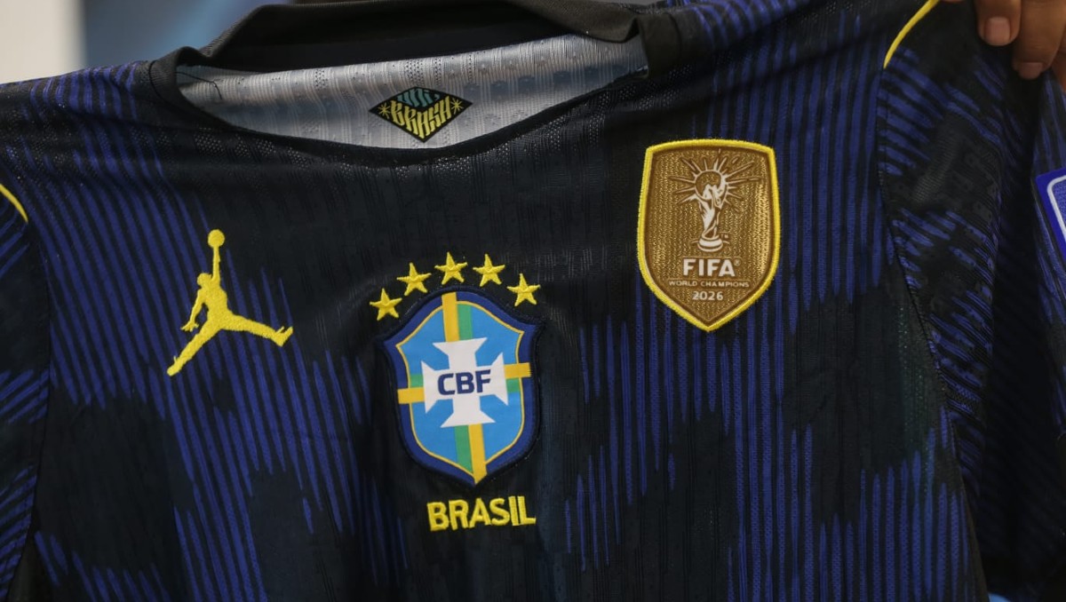 Las playeras falsas de Brasil x Jordan lucen el parche dorado de campeón del mundo | Foto: Araceli López