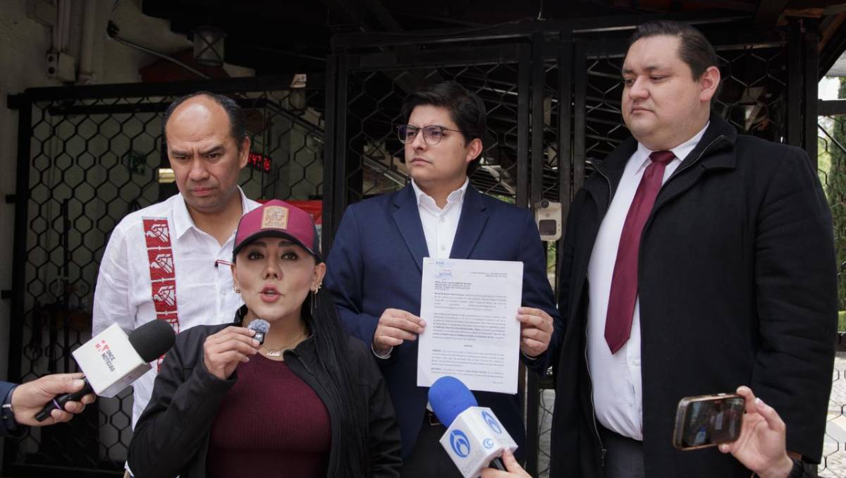 El secretario de Mexicanos en el Exterior de Morena, Alejandro Robles y diputados de la capital presentaron la denuncia. | Armando