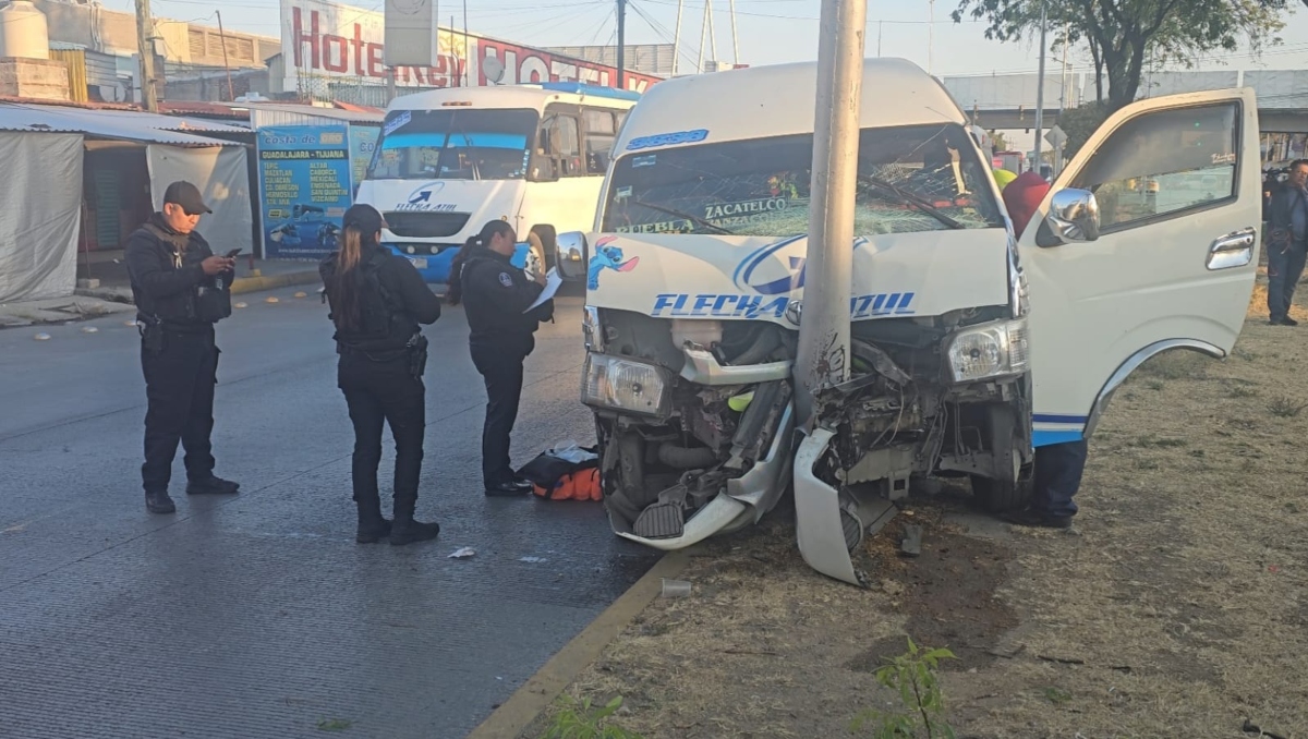 Transporte público choca contra luminaria en Puebla I Especial
