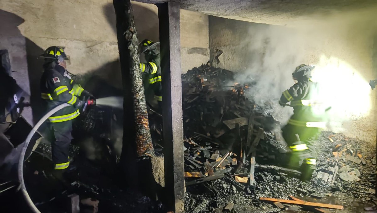 Incendio en taller de tapicería deja pérdidas de 4 toneladas de madera y daños estructurales en León