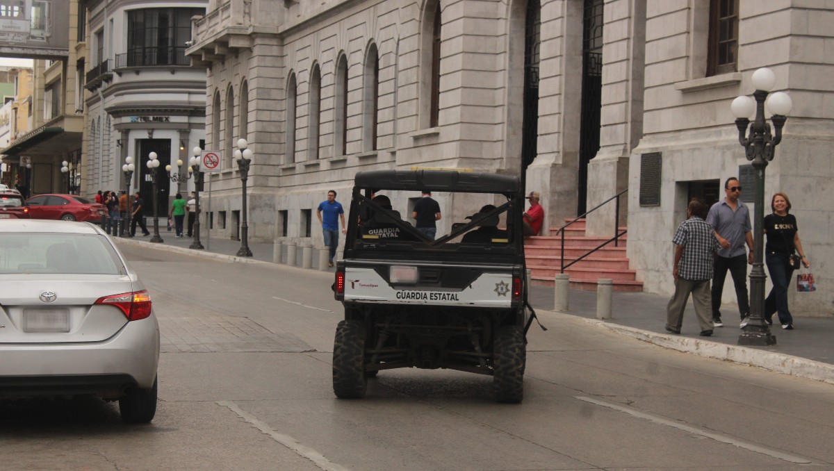 Unidades de la Guardia Estatal recorren el centro de Tampico. (Yazmín Sánchez)