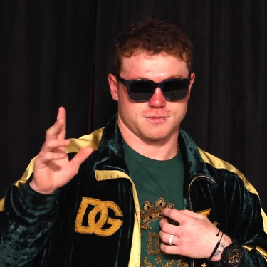 Saúl 'Canelo' Álvarez, boxeador mexicano, regaló unos guantes autografiados a la señora Lupita Carrillo para el tratamiento de cáncer de su esposo