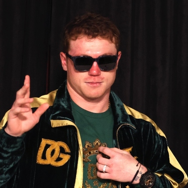 Saúl 'Canelo' Álvarez, boxeador mexicano, regaló unos guantes autografiados a la señora Lupita Carrillo para el tratamiento de cáncer de su esposo