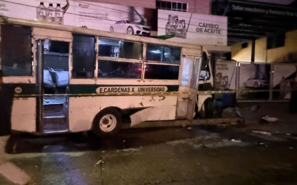 Colisión entre microbús y auto deja múltiples heridos en plena zona urbana.