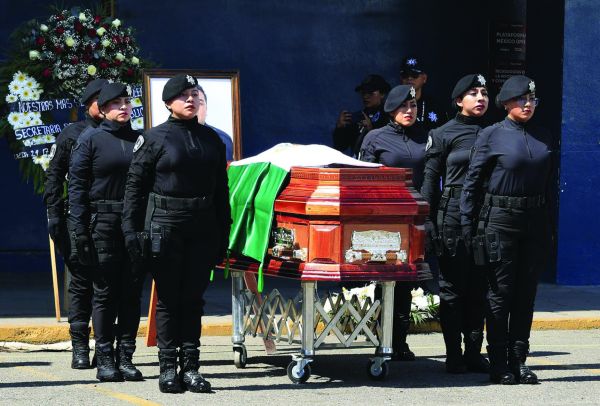 Compañeros le hicieron guardia de honor al cuerpo envuelto en una bandera de México. ESPECIAL