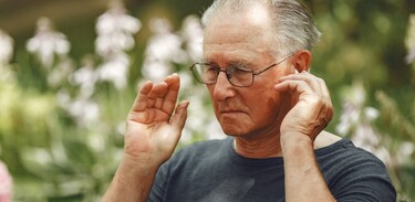 La desinformación y los prejuicios orillan a los adultos mayores a aislarse ante la pérdida auditiva