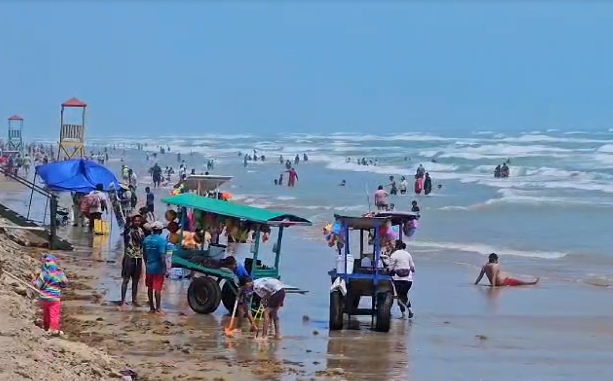 Familias llegan a Playa Bagdad desde Jueves Santo. |  Ángel Domínguez