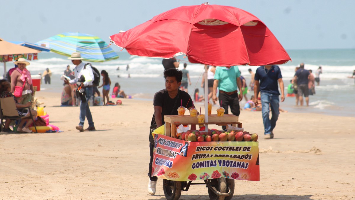 Foráneos son riesgo sanitario y una competencia desleal, acusan comerciantes de playa Miramar. (Yazmín Sánchez)