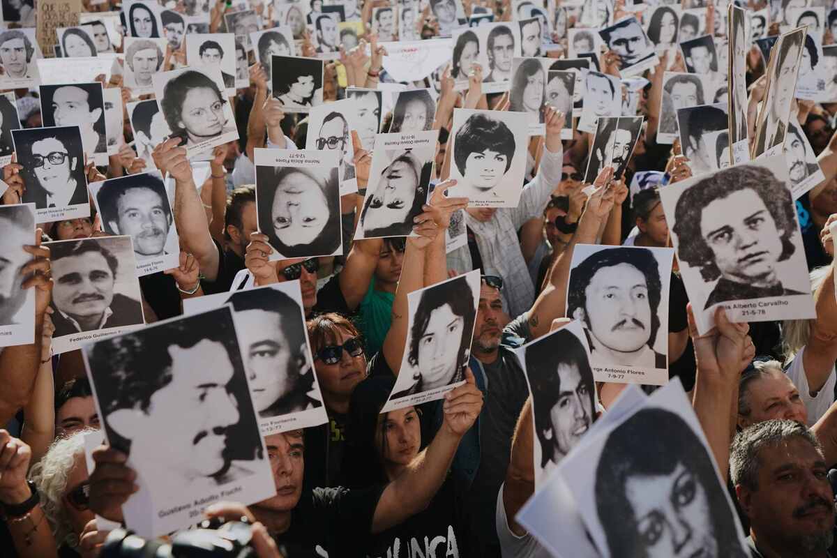 Manifestantes sostienen fotos de personas que desaparecieron durante la última dictadura militar en Argentina (1976-1983) | AP