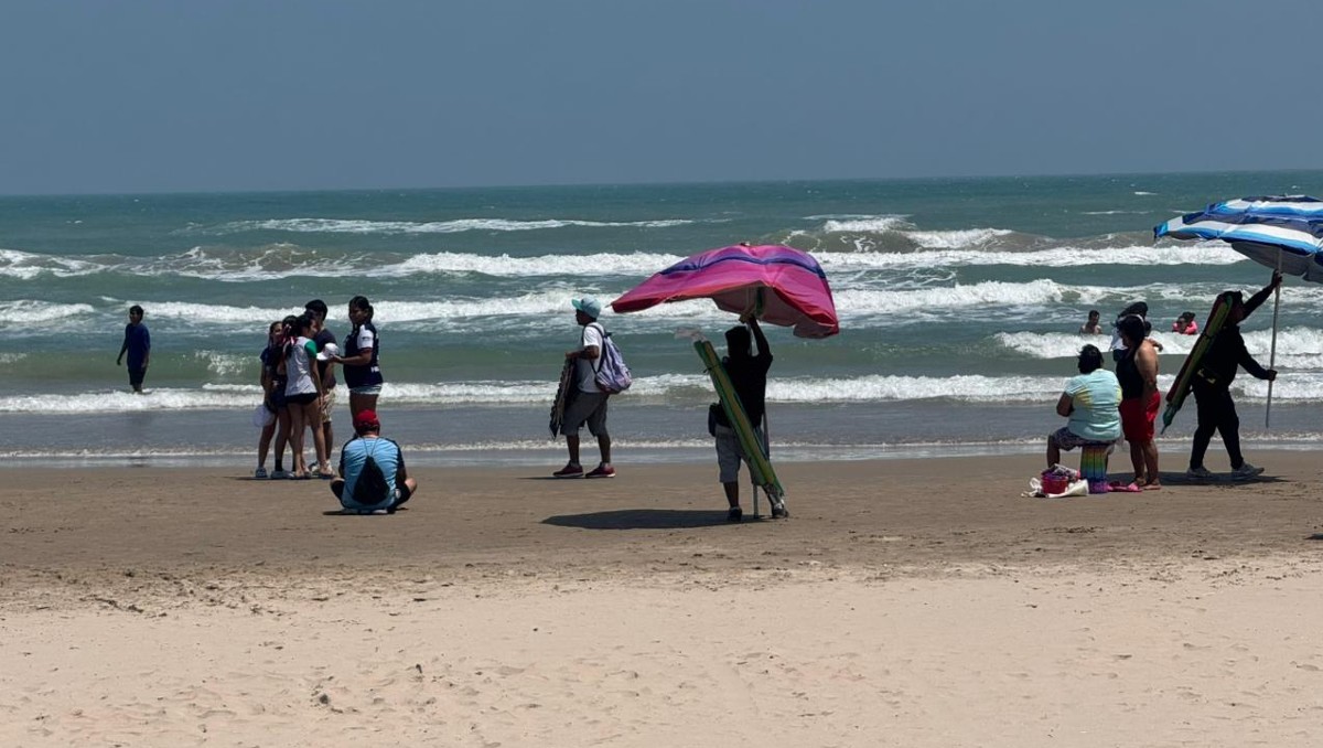 Miles de turistas arriban a playa Miramar en jueves Santo. (Mario Juárez)
