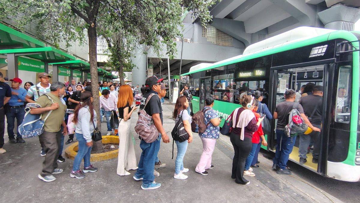 Paradas de camiones en avenidas como Pino Suárez, Cuauhtémoc, Juárez o Colón, registraron una alta afluencia de personas | Agustín Martínez