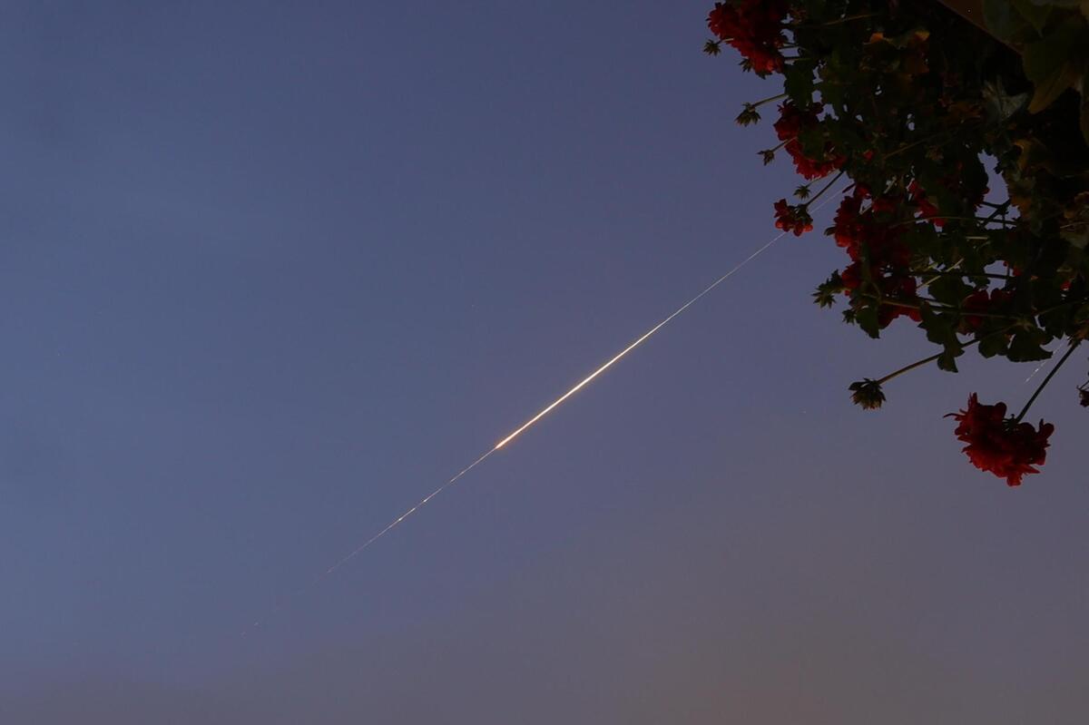 Proyectiles cruzan el cielo sobre Jerusalén, mientras suenan las sirenas que alertan sobre la llegada de misiles balísticos. | EFE