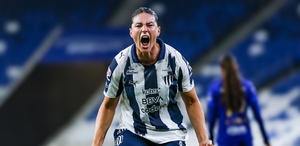 Rayadas de Monterrey superaron ampliamente a Pumas con un 'hat trick' de Emily Gielnik para mantenerse de líderes