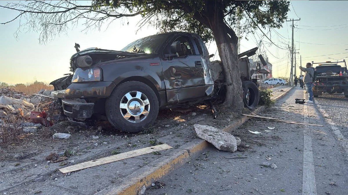 De acuerdo con los reportes, el conductor viajaba a exceso de velocidad, lo que provocó que perdiera el control del vehículo. | Redes sociales.