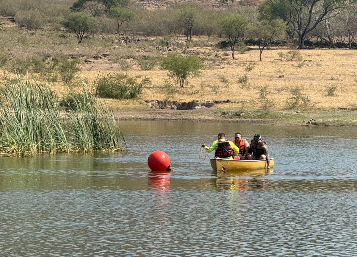 Los rescatistas lograron sacar los cuerpos del agua. (Cortesía)