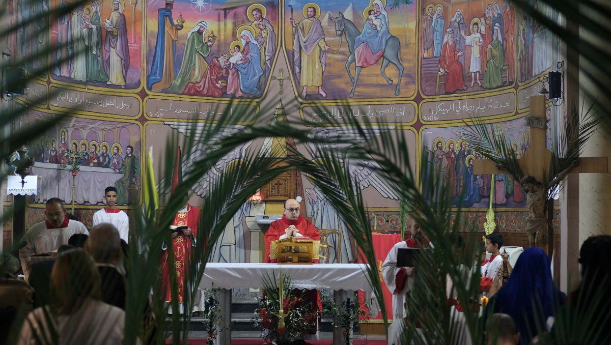 Sacerdotes cristianos, durante una misa del Domingo de Ramos en la Ciudad de Gaza. | Foto: AP