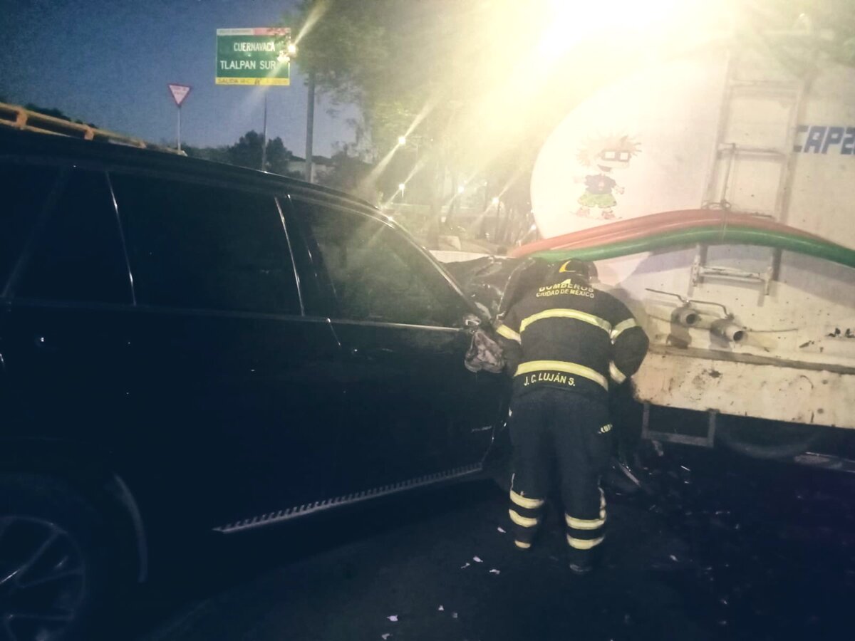 Servicios de emergencia acudieron a la colonia Del Carmen tras el choque entre una camioneta particular y un camión tipo pipa. | Especial