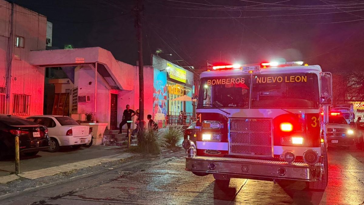 Al sitio arribaron elementos de Bomberos de Nuevo León y Protección Civil de Monterrey. Fernanda Pérez