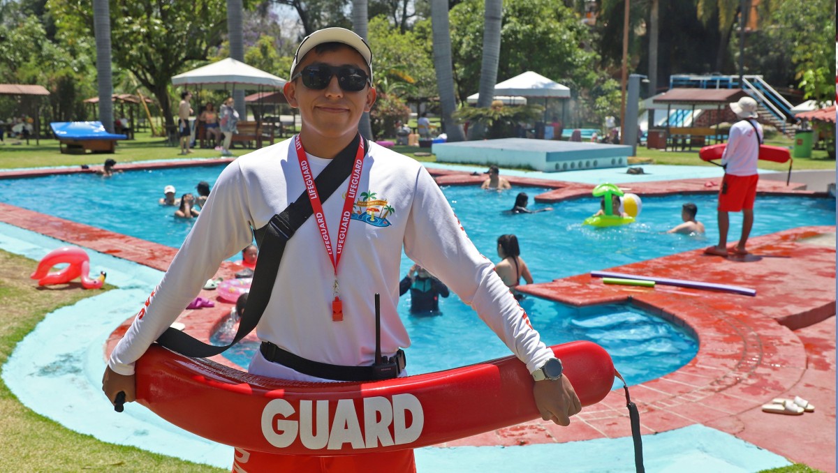 Ángel García Fuentes, guardavidas en parque acuático de Puebla | Melanie Torres