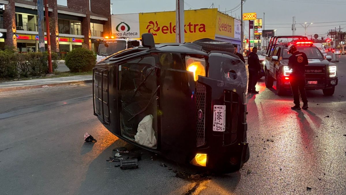 La camioneta tipo Ford Eco Sport en tonalidad negra circulaba hacia al oriente. Pedro Delgado