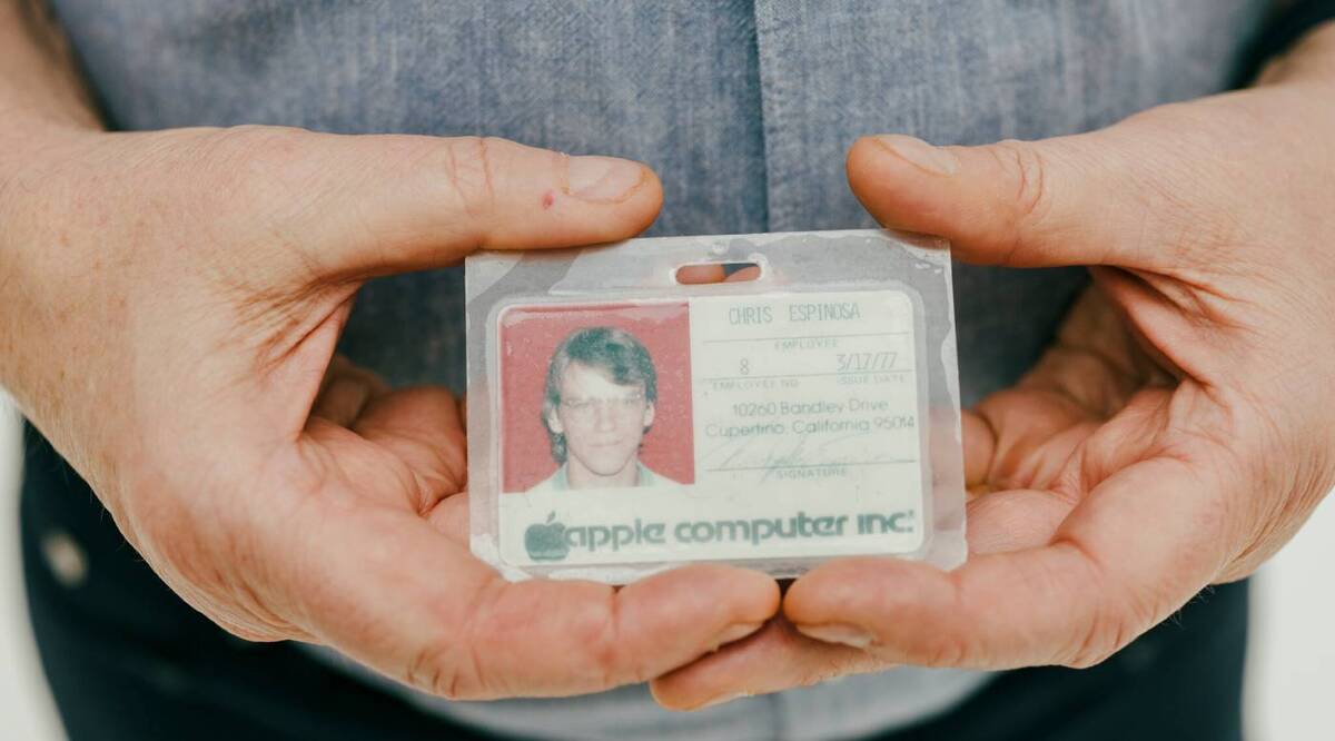 Chris Espinosa muestra su primera credencial de empleado de Apple. (Ian C.Bates / NYT)