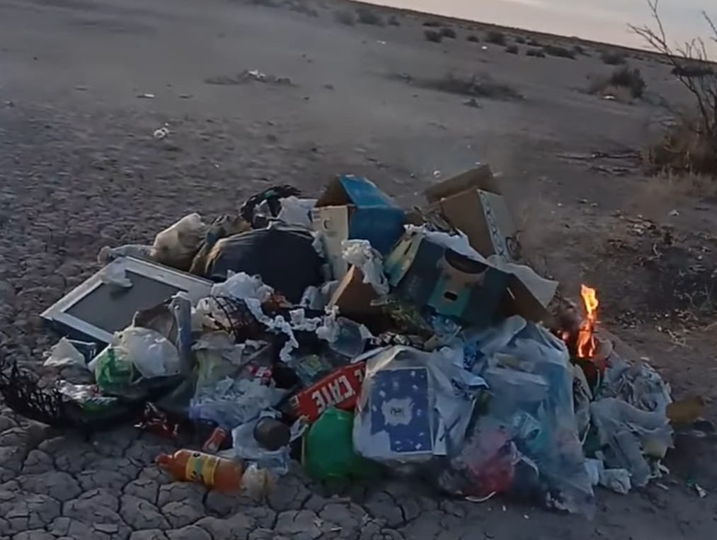 Sin recursos ni sueldo, ciudadanos rescatan un ejido en Coahuila invadido por la basura