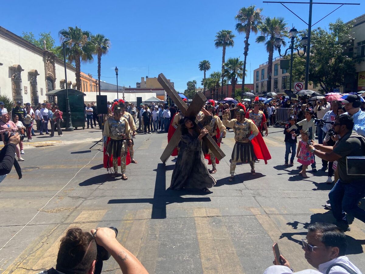 Los feligreses fueron tomando sus lugares en la Plaza IV Centenario, donde se realizaría el acto de la crucifixión. | Especial