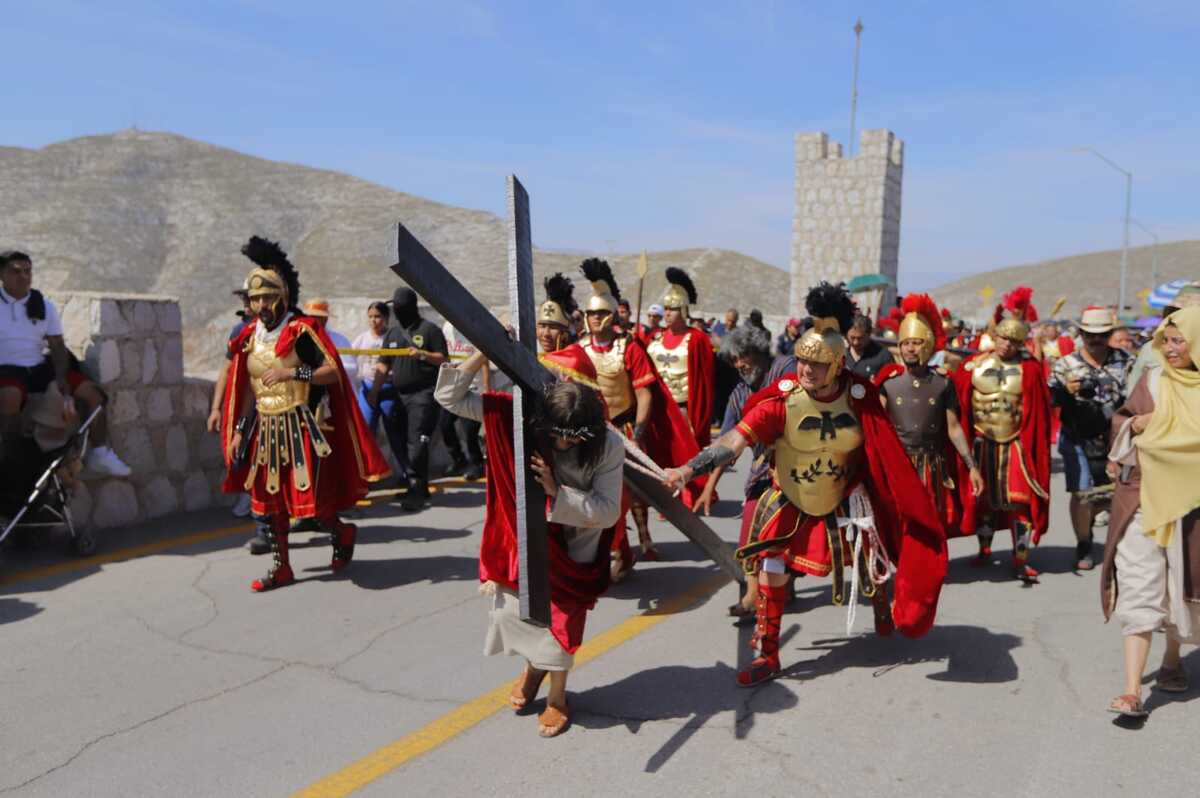 Con el fervor, concentración y respeto a flor de piel, los feligreses presenciaron todas las estaciones del Viacrucis. | Manuel Guadarrama