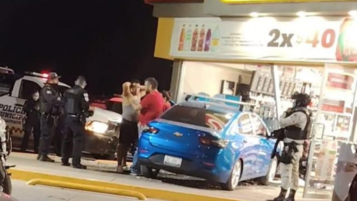 El impacto afectó mercancía y parte del mostrador donde una empleada realizaba cobros. | Redes sociales.