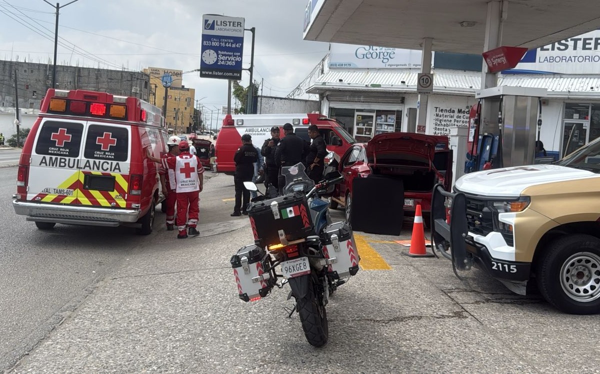 Menor se queda encerrado dentro de auto en Tampico