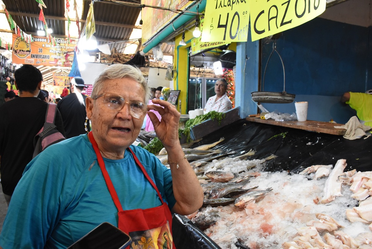 Negocios como el de doña Raquel le invierten en productos que saben tendrán demanda importante, aunque sea por pocos días. | Jorge Maldonado
