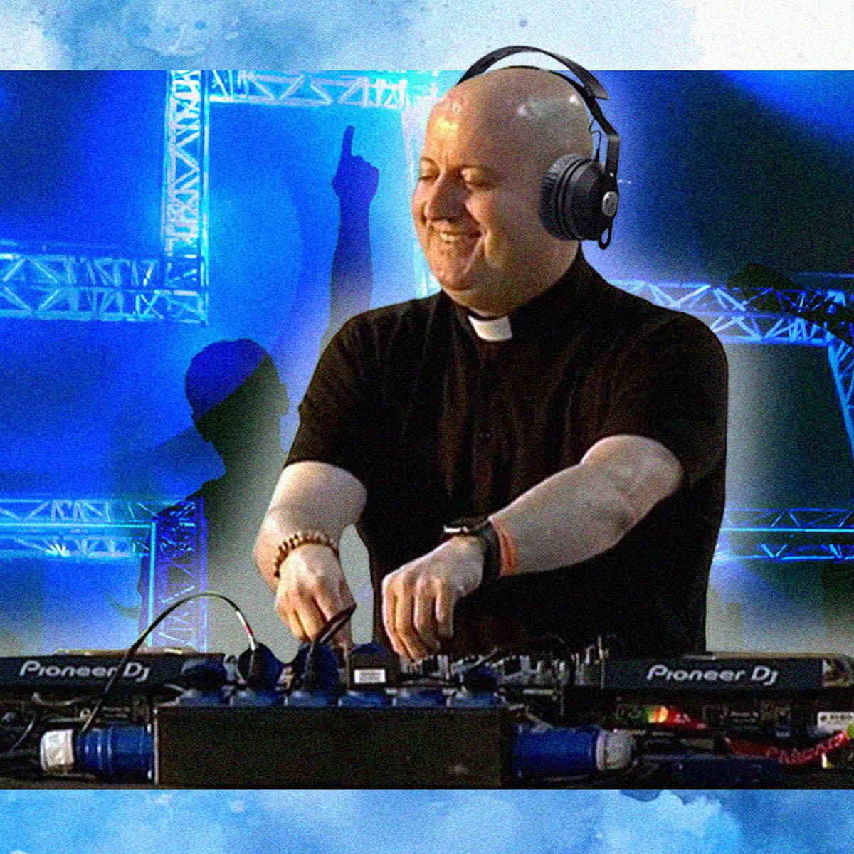 El 'Padre DJ' busca acercarse a la población joven, saliéndose de los muros de la iglesia