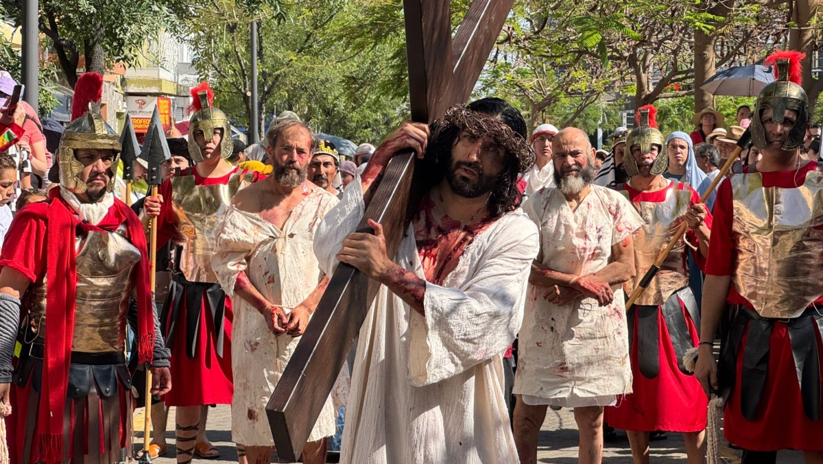 En recorrido de casi 2 kilómetros, realizaron el tradicional viacrucis en el Centro de Guadalajara (Foto: Alan Castellanos)