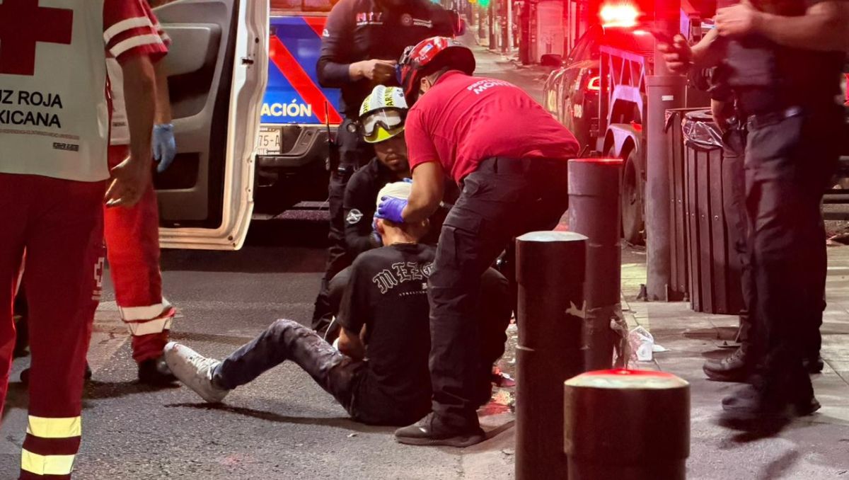 El sujeto fue atendido por paramédicos de la Cruz Roja y Protección Civil de Nuevo León. Fernanda Pérez