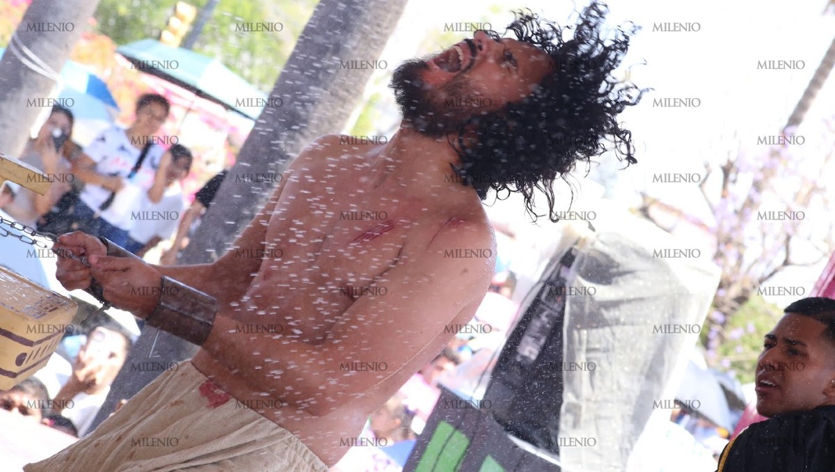 Viacrucis en Chapalita reúne a cientos de fieles en León | Daniela Béjar