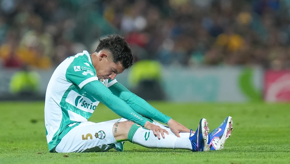 Aldo López, de Santos, recibe un fuerte impacto en la cabeza y tiene que abandonar el partido (Imago7)