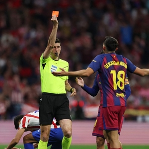 Atlético de Madrid explotó tras la falta de Gerard Martín sobre Almada que se calificó como amarilla. Jugadores, entrenador y hasta el propio club hablaron.