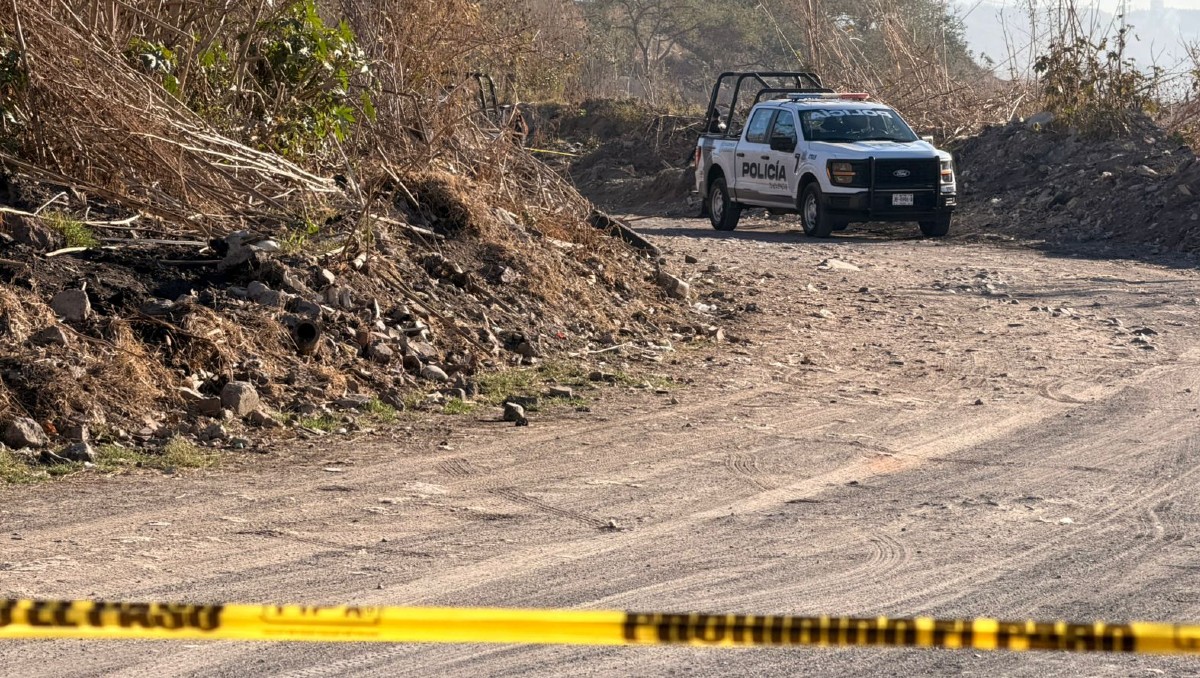Autoridades llegaron al camino tras el reporte del hombre muerto en Tlaquepaque (Roberto Hurtado)