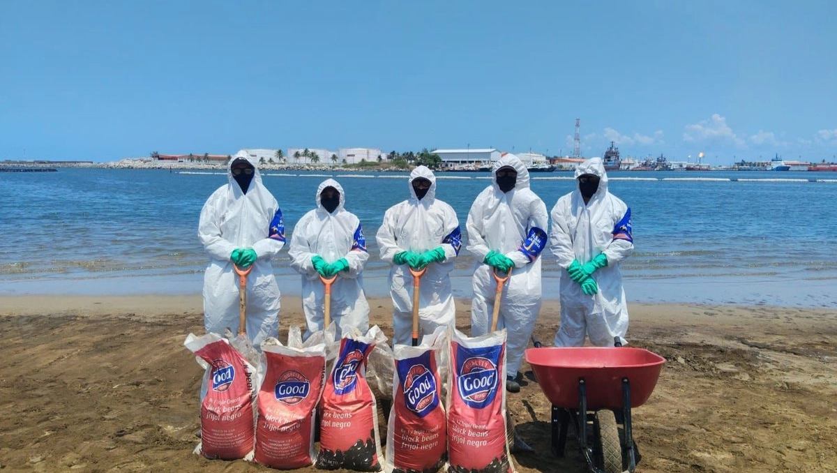 Avanza limpieza en playas del Golfo; 32 ya están libres de hidrocarburo. | Semar