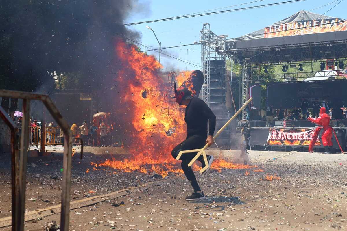 Barrios de Trincheras realizan quema de Judas en Gómez Palacio. | Rolando Riestra