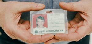 Chris Espinosa muestra su primera credencial de empleado de Apple. (Ian C.Bates / NYT)