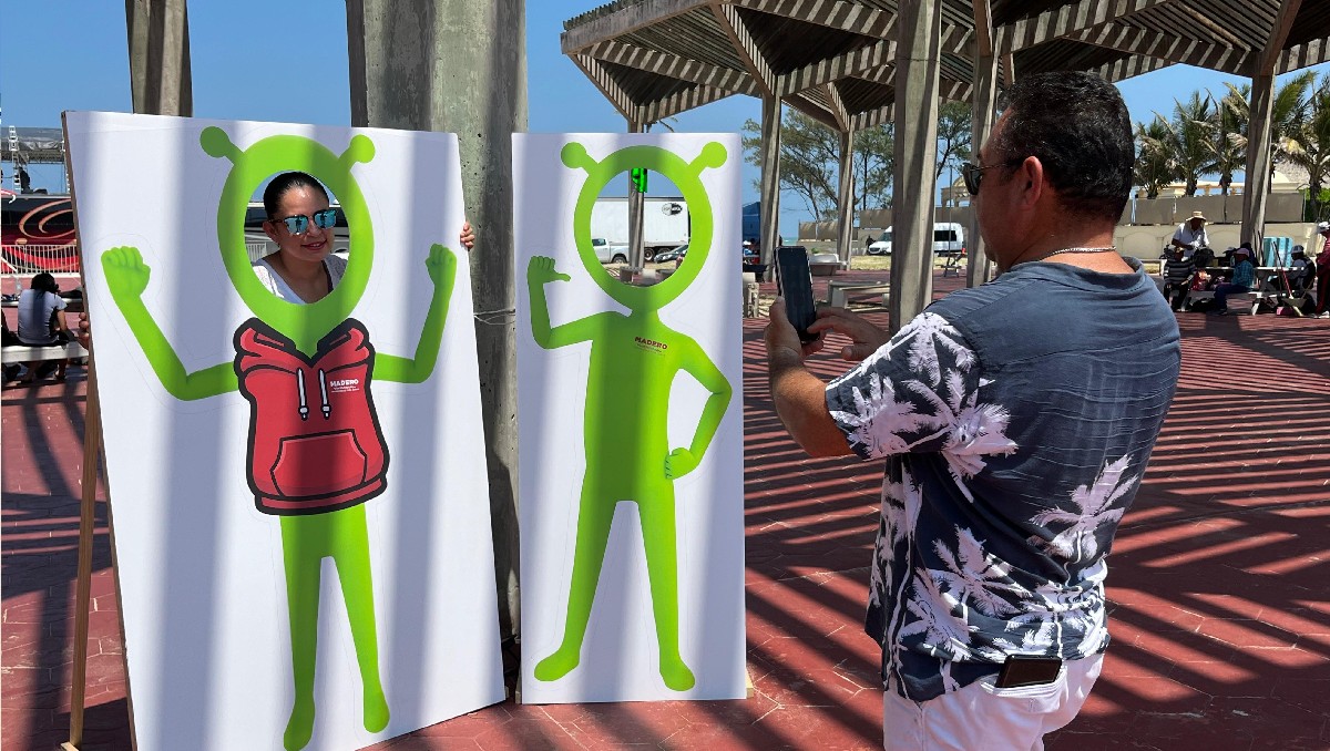 Colocan marcianos en playa Miramar para spot de fotos.  | Yazmín Sánchez