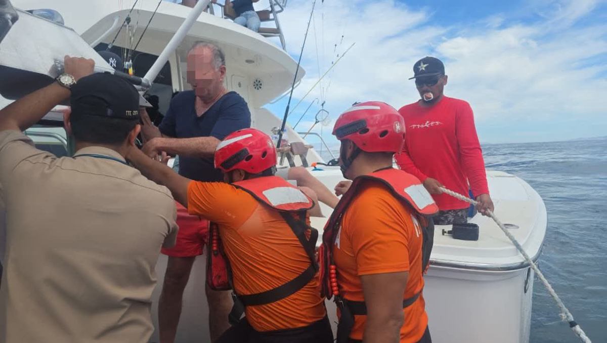 Marina evacúa a adulto mayor de una embarcación por posible preinfarto en BCS. | Especial