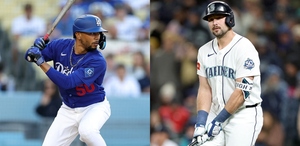 Mookie Betts de Dodgers  y Cal Raleigh de Mariners (AFP)