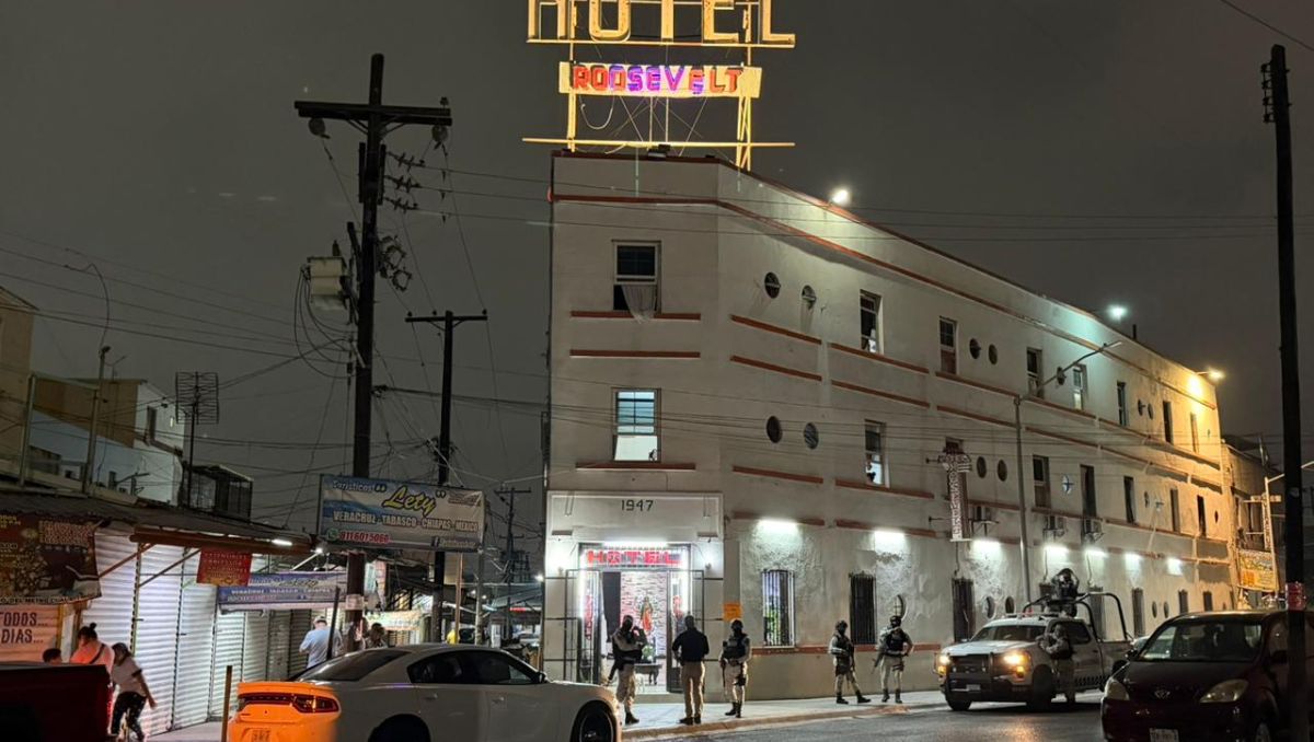 La víctima de entre 30 a 40 años se encontraba en posición boca abajo y aparentemente presentaba una herida en el abdomen. Fernanda Pérez