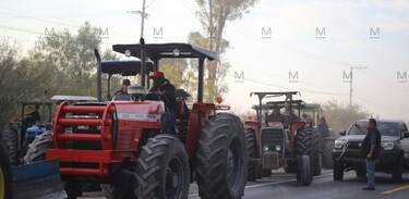 Productores en sus tractores en Guanajuato, acordaron nuevamente el bloqueo carretero en tramos para presionar que no avance la Ley Aguas Nacionales.