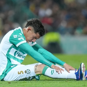 Aldo López, jugador de Santos, tiene que abandonar el partido contra América debido a un fuerte golpe en su cabeza