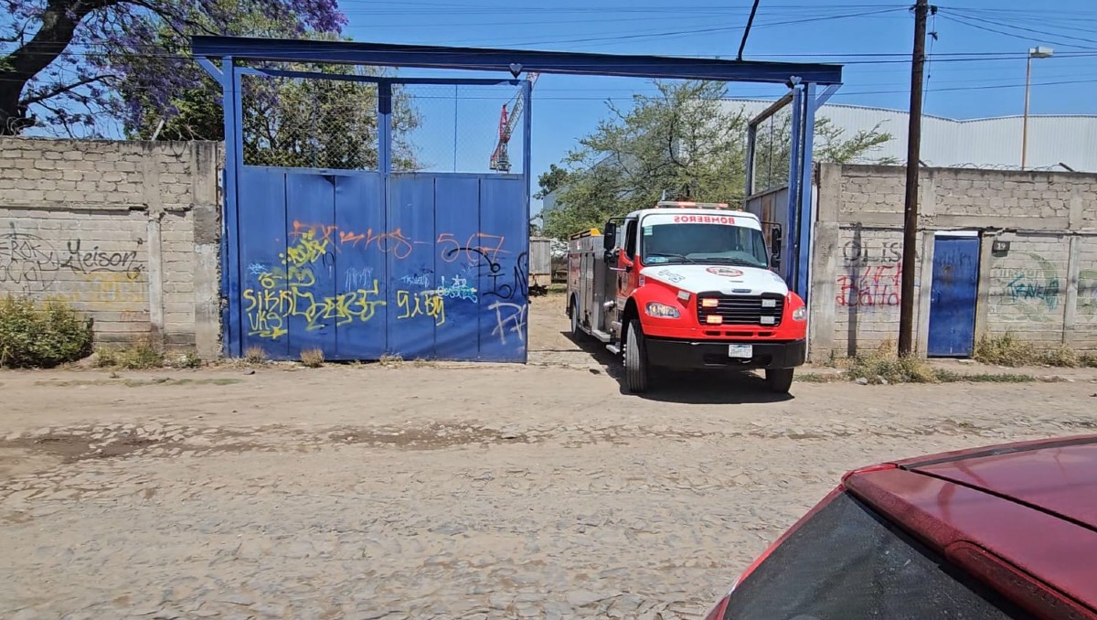 Bomberos de Tlaquepaque rescataron a un hombre que quedó atrapado en una grúa (Juan Carlos Munguía)