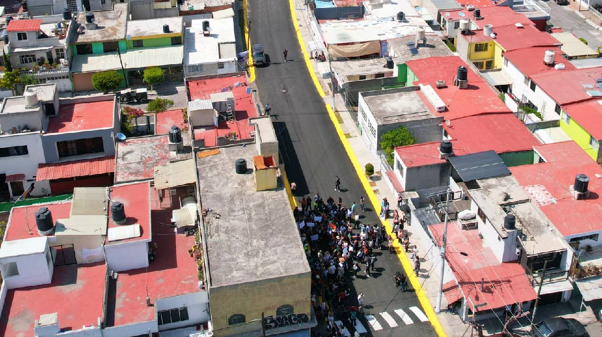 Cisneros informó que se utilizó maquinaria y presupuesto municipal para la repavimentación de la calle Jaburúes. Foto: (Especial)